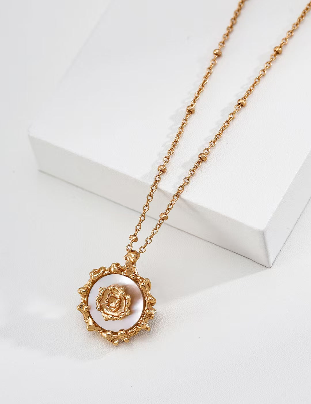 Mother-of-pearl necklace with sun-inspired design.