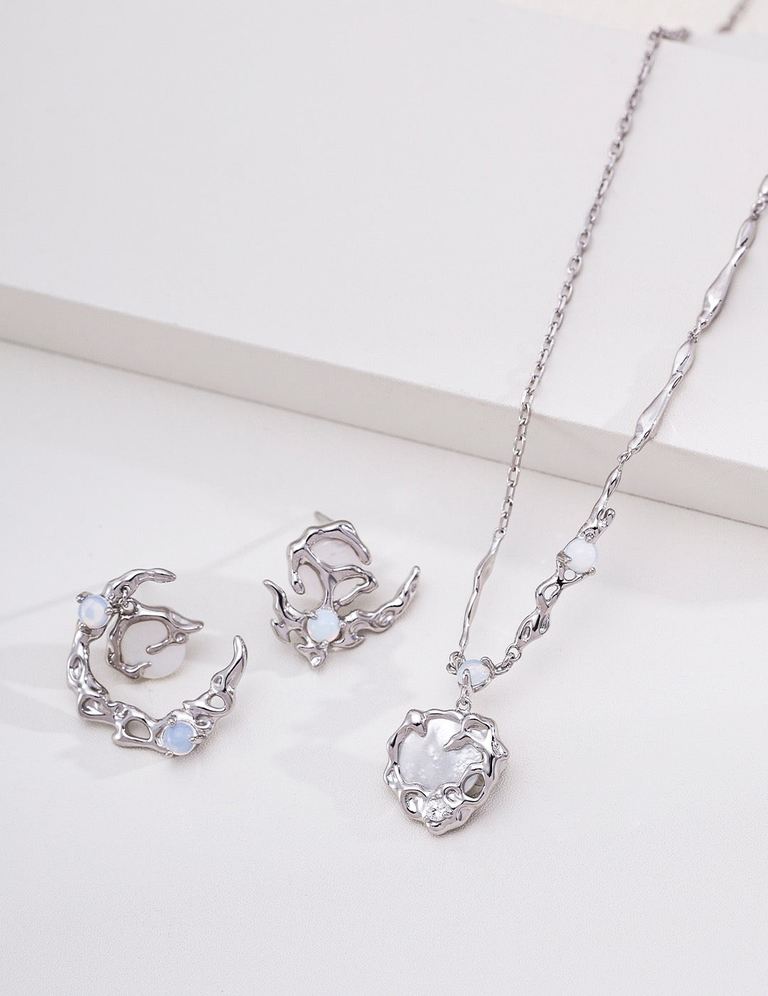 Moon Palace Series Sterling Silver White Mother‑of‑Pearl Butterfly Necklace