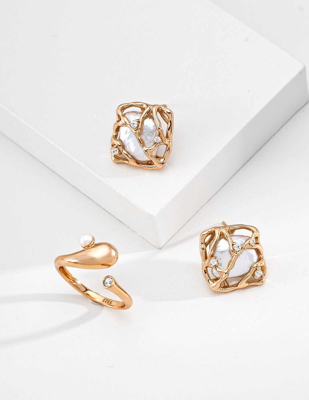 Vintage Gold · Shower of Light Series Pearl Zircon Ring